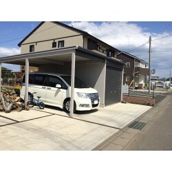 既製の車庫と来客、将来の車の分としてカースペースを設けました。
車庫の中は、車ではなくご主人様の趣味スペースです！
