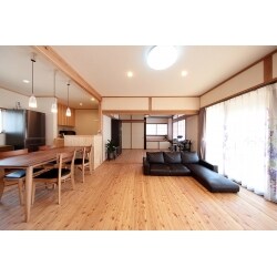 中古住宅を購入し、リノベーション！
メンテナンスされていなかった外壁などを補修しつつ、リビングと水廻りを中心に施工しました。
育児と仕事を両立していくご家族のために、掃除のしやすい住宅設備の設置。
健康的に育てたいというご希望を考慮し、漆喰や県産材の唐松の床をご提案しました。
唐松の床材で群馬県の「ぐんまの木で家づくり支援事業」で補助金の交付も受けています。