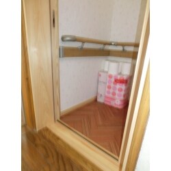 ウォシュレットが壊れていたところに、おばあさんのケガも重なったこともあり、トイレ交換に加えて段差解消の工事も行いました。ドアは引戸に替え、手摺も設け、一人でも安心して入れるトイレになりました。
