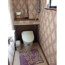 トイレ自体はまだ綺麗でしたが、水漏れをきっかけに内装も含めてリフォームしました。タンクレスになり見た目もすっきり。
クロスの柄は、チャレンジな部分もありましたが、リフォーム前より垢抜け、上質なトイレ空間になりました。
トイレリフォームは、お手入れのしやすさや節水もちろん！一日に何度も入るからこそ、好きな雰囲気にすることもリフォームの醍醐味です。