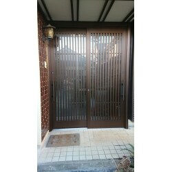 以前は欄間のある、昔ながらのデザインでした。欄間をなくしシンプルなデザインにしつつも家の雰囲気にとても合っています。動きが悪く、開け閉めや施錠が大変だった部分も、新しくすることでスムーズになりました！