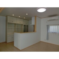 ご両親がお住まいだった家のリフォーム。台所、居間、茶の間の3部屋に分かれていた部屋をまとめて広々としたLDKにしました。併せて断熱工事も行い、暮らしやすさがよりUPしています。