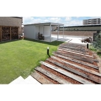 枕木のアプローチのある庭