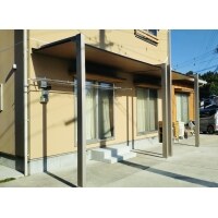 建物と統一感のあるスタイリッシュなテラス