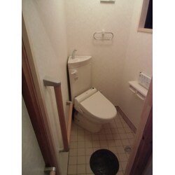 トイレを増設、また車椅子が出入り出来る玄関サッシに交換工事