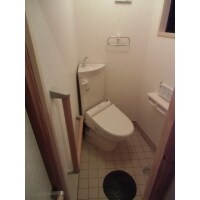 トイレを増設、また車椅子が出入り出来る玄関サッシに交換工事