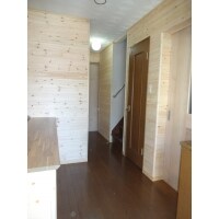 壁には無垢材.天井には湿気を吸放湿いる天井材張