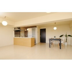 明るい色合いの仕上げ材を採用し、北欧風の雰囲気を演出。和室を取り込むことで開放的な空間が実現しました。