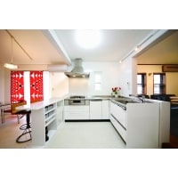 キッチンを中心に左右に広がるリビングダイニング