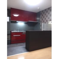 シックなデザインのキッチンスペースへ