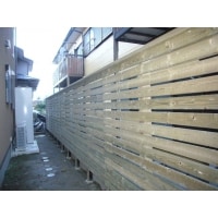 外部からの視線をやさしく遮る板塀