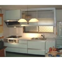 明るく収納力のあるキッチンに