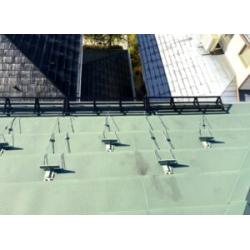 今の雪止めでは、隣の民家に雪が落ちてしまうので雪が落ちるのを防ぎたいとのことでご依頼いただきました。
金網ネットを増設することで、雪止め金具で防ぎきれない雪も金網ネットなら雪を網全体でキャッチしてくれます。
落雪による物損や人への被害は屋根の雪止め対策をしていれば最小限に抑えられます。



