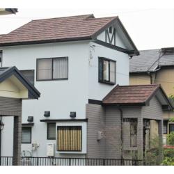 　屋根と外装塗装工事でご依頼いただきました。
既存屋根瓦の風化が進んでいた為、塗装工事が無理なので、カバー工法にてLIXIL金属瓦モダンでの重ね葺き工事をしました。
外壁も塗装が劣化して防水性能が無くなっていた為、SK化研セラミシリコンで塗装工事をしました。