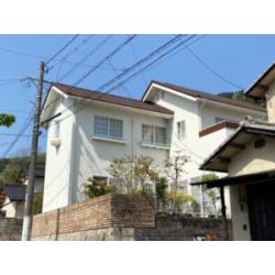  屋根とベランダ笠木工事でご依頼いただきました。
既存屋根瓦の風化がすすんでいた為、重ね葺きでLIXIL金属瓦モダンでの重ね葺き工事をしました。
ベランダ笠木は雨漏れが発生していた為、GL鋼板での重ね張りをする事で雨の侵入を防ぐ工事をしました。
屋根の雰囲気も変わり、明るくなりました。