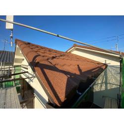 屋根の葺き替え工事をご依頼いただきました。
既存屋根瓦が風化して雨漏れがしていたので新東金属瓦かわらSで屋根葺き替え工事をしました。
雨樋は、セキスイ シグマ90で交換工事しました。
屋根の色も変わり、洋風のイメージとなりました。
軽量瓦にした事で耐震性能もあがりました。