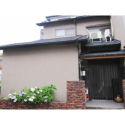 日本瓦を撤去し鋼板屋根材T・ルーフに葺き替えました。日本瓦が1坪150キロあるのに対し金属屋根は1坪22キロなので家屋への負担を減らし、揺れに強い屋根材に葺き替えることで耐震に対応しました。
T・ルーフは見た目も天然石により美しく重厚感がある屋根材です。
外壁は、耐久性の高いSKセラミシリコンで塗装をしました。
雨樋塗装は、SKクリーンマイルドシリコンで塗装しました。　

