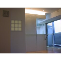賃貸用マンションのリフォームご依頼。借り手へのアピールも兼ねて透明素材や様々なテクスチャーの白を使い内覧時に冷たいイメージが出ないようにしました。