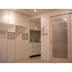 以前は薄暗かったリビングを部屋全体を白系配色し、家具やキッチンもすべて同色にすることで、部屋全体が明るく開放的な空間としました。
また、既製品にはないサイズのもののみを造作し、価格を抑えつつご要望を取り入れたご提案をしております。