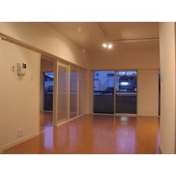 『古さと狭さを感じさせない洗練されたイメージで』 というご要望に対して、 間仕切りに透明素材(ポリカーボネート）を使ったプランを提案しました。また、 お住まいになられた後も色々楽しんでいただけるよう、器はできるだけシンプルにしています。