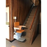 いす式階段昇降機を設置しました。