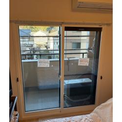 断熱性を高めるため、リビング・寝室の掃き出し窓と出窓2か所・テラスドアに、LIXILの内窓「インプラス」を設置いたしました。