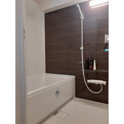 トイレの不具合をきっかけに30年経過のマンションの浴室・洗面室・トイレ室のリフォームのご依頼をいただきました。浴室は清掃性とデザイン性を両立させたLIXIL「リノビオ」洗面室は壁面収納を解体し収納力と実用性に定評のある洗面化粧台LIXIL「ピアラ」を設置することで、使い勝手の良いスッキリした洗面室になりました。不具合のあったトイレ室は内装も含めてLIXIL「アメージュ」にお取替えしました。リビング2ヶ所と和室、計3ヶ所に内窓設置工事を行い、寒さや暑さを軽減する快適な環境づくりができました。