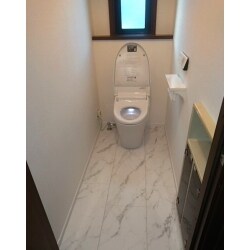 白を基調としたすっきり明るい印象のトイレ空間を演出

「用もないのにトイレに行ってみたくなる」とおっしゃるほど見違えるように明るくすっきりした トイレ空間になり、大変満足してくださいました。 同じ空間でも色の使い方でイメージや明るさに変化があります。トイレのような狭い空間でこそ内装にこだわってみるのも良いかもしれません。