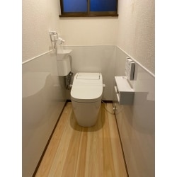 トイレのリフォームです。便器交換と床張り替え、腰壁を掃除しやすいパネルを張ったリフォームです。