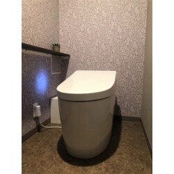淡いピンクの総柄クロスとベージュ系のクロス・クッションフロアで華やかながら落ち着いた雰囲気を作り出します。
