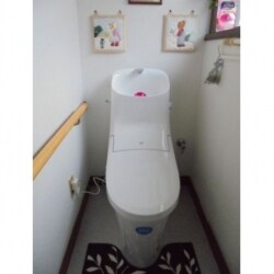 もともと手すりが設置されており、全体的に狭い印象だった為、手洗い付き一体型便器のアメージュＺＡへの交換をご提案致しました。
スッキリとした清潔感のある空間になりました。
