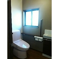 隣接していた収納部分をつなげてトイレの広さを拡張し、広々とした空間に仕上がりました。入口は引戸にし、手洗器も設けたことで大変使いやすいトイレに生まれ変わりました。