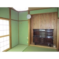以前は畳や壁や天井全体が古くなっていたため、見た目がとても暗い雰囲気でした。畳も新しくし、壁や天井も綺麗に貼り替えしたため、緑と茶色を基調とした和みの空間へと生まれ変わりました。ご友人と囲碁をしたり、読書をしたりとゆったりとした時間を過ごしているそうです。