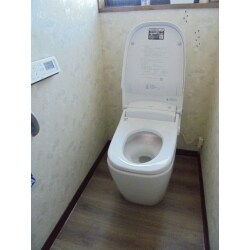 以前はタンク付でしたので、全体的に狭く感じ、便器の隙間のお掃除も大変でした。また、壁や床も長年の汚れが目立っていたため、思い切ってタンクレスタイプの便器へと交換致しました。リフトアップ機能により隙間のお掃除もらく楽になりました。壁や床も綺麗にしたため、清潔感溢れるトイレへと生まれ変わりました。
