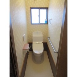 以前の和式トイレの際は、段差もあり足や腰に負担がかかりがちでしたが、洋式にした事で足腰を深く曲げる必要がなくなり、スムーズにトイレを使用することが出来るようになりました。手すりも設置した事でより安全に使用できるようになり、トイレに行くのを我慢することもなくなりました。