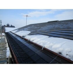 以前は降った雪が屋根からそのまま勢いよく落下してきてしまっていました。雪止めネットを設置したことにより、雪の急激な落下を防いでくれ、屋根の下にある車などへそのまま落下しなくなりました。