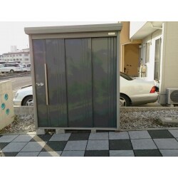 物置を設置したことで、保管場所に困っていたタイヤなども収納出来ました。また、スペースを取る自転車なども収納出来、天候が良くない日なども自転車などが濡れる心配も無くなりました。