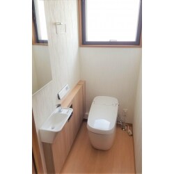 ご希望のタンクレストイレを設置するにあたり、給排水を増設せずに設置が可能であり、尚かつトイレを拡張しなくても付けられる薄型の手洗器付カウンターも取り付けました。それにより工期がかからず、大型パネルで配管類も隠せてスッキリとしたトイレ空間となりました。
