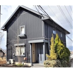 全体的にヒビが入り、所々浮いていた外壁をガルバリウム鋼板で上張りしました。ガルバリウム鋼板は丈夫でしばらくはメンテナンスが要らないことや種類も豊富で、何より見た目が断然良くなるのでお勧めの外壁材です。