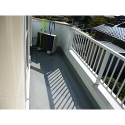 経年劣化による汚れや水はけが悪くなっていたベランダを防水加工をし直しいつでも作業がしやすいベランダに生まれ変わりました。
