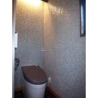 モザイクタイルとガラス、天然石で清潔で高級感あるトイレへ変貌