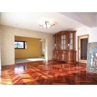 こだわりの花梨無垢材ヘリンボーン貼りとモザイク大理石の壁