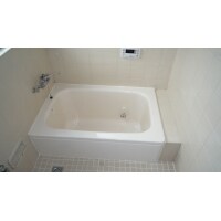 古い浴槽を取り替えずに住みながら新品に大変身。