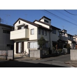 今回は、当社に施工依頼していただき、ありがとうございました。
屋根はガルバリウム鋼板屋根材を使用し、カバー工法で施工させていただきました。
ストーンチップ仕上げなので、耐久性があり、落雪防止効果があります。
外壁はハルスハイリッチシリコン塗料で塗装させていただきました。
紫外線に強く耐久性があります。
屋根、外壁共に永く美観を保てます。
また、何かありましたら当社がお役に立てればと思います。