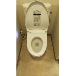 最新の温水洗浄便座に交換しました。