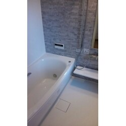 20年使ったお風呂とトイレを撤去し、高断熱浴槽のユニットバスと節水型トイレに交換。
