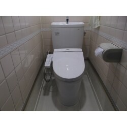トイレを節水型に交換をして、床も明るく清潔感のある白いフローリングで仕上げました。
