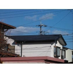 フッ素塗装仕上げのガルバリウム鋼板の屋根を吹きました。