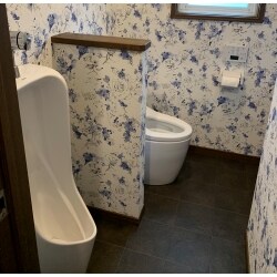 トイレをタンクレストイレに交換、小便器も新しく交換し、
壁紙も新しく貼り替え、明るい空間になりました。