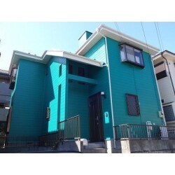 外壁塗装
高圧洗浄
開口部養生・土間廻り養生・小物養生
目地部及び窓周りシール打ち替え
下塗り
上塗り（2回）

軒天塗装
破風板塗装
雨樋塗装
水切り塗装
雨戸塗装
戸袋塗装
出窓天板塗装
換気フード・照明具その他配管等小物工事

屋根塗装
下地調整・高圧洗浄
縁切り処理　タスペーサー02挿入（シングル工法）
下塗り
上塗り（2回）

板金部分　釘打替え、釘頭・ジョイント部シーリング処理
板金部下塗り

屋根材補修工事
スレート割れ部シーリング補修

ベランダ改修工事
排水ドレン　ウレタン防水補修及びキャップ交換
手摺キャップ交換
手摺付け根及びビス頭コーキング処理
ベランダ笠木塗装
　
